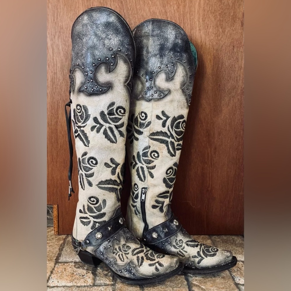 Corral TikTok Coachella Cowboy Boots - in Black embroidered Roses on Cream